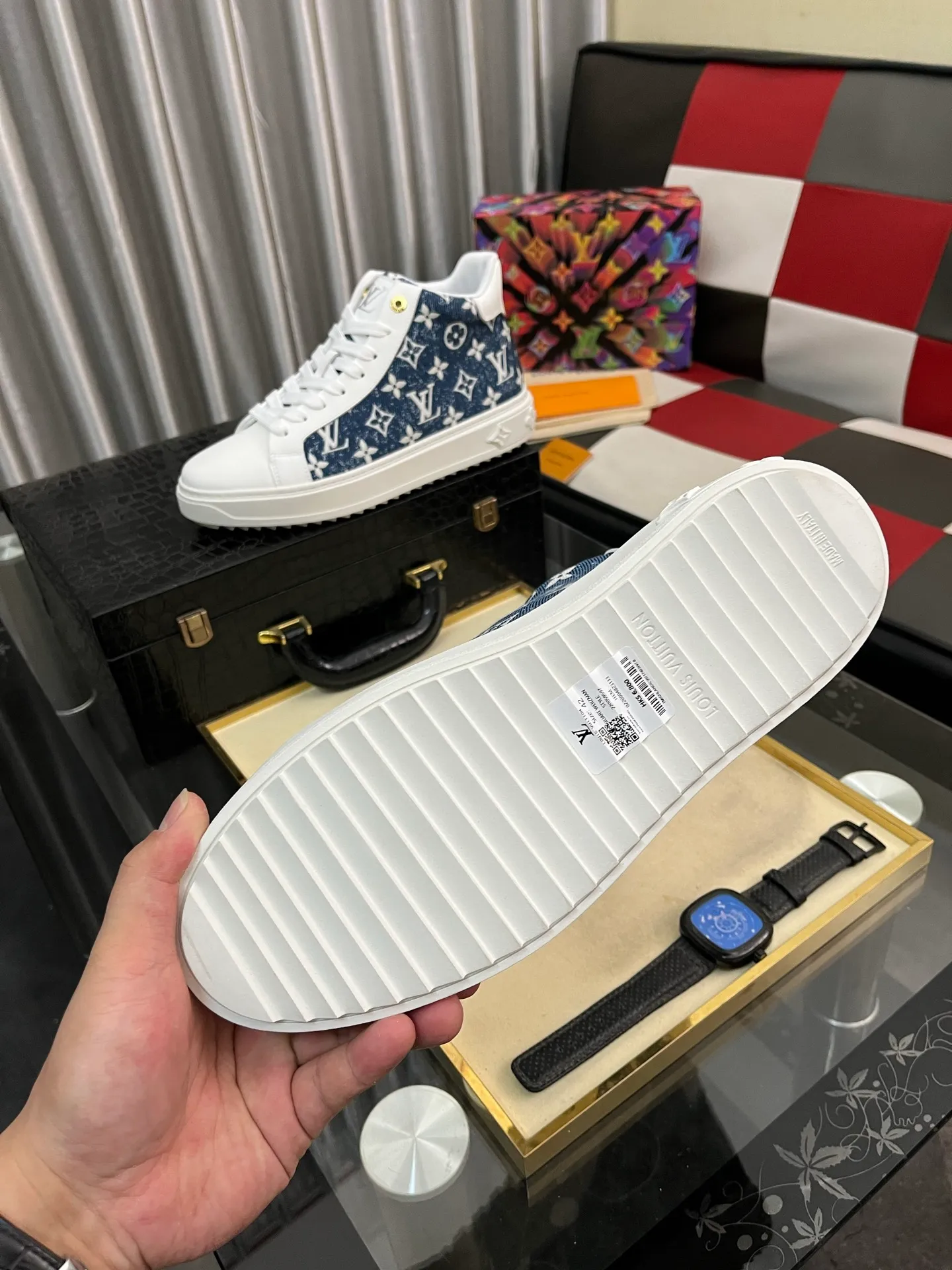 Men's shoes 💰: 560⌚️⌚️ Louis vuitton/LV Louis Vuitton 》Original quality.~ Unique modern style sneakers. 🏃A must-have casual shoe for trendy men😍😍 Original brand imported from Italy, imported original leather, sheep lining (refuses to discolor and grind feet) Sole: Original sole provided by the original factory, French lazy style design ⚠️Fit to the feet, original quality, super comfortable original sole. Code number: 38-444⃣️Color optional